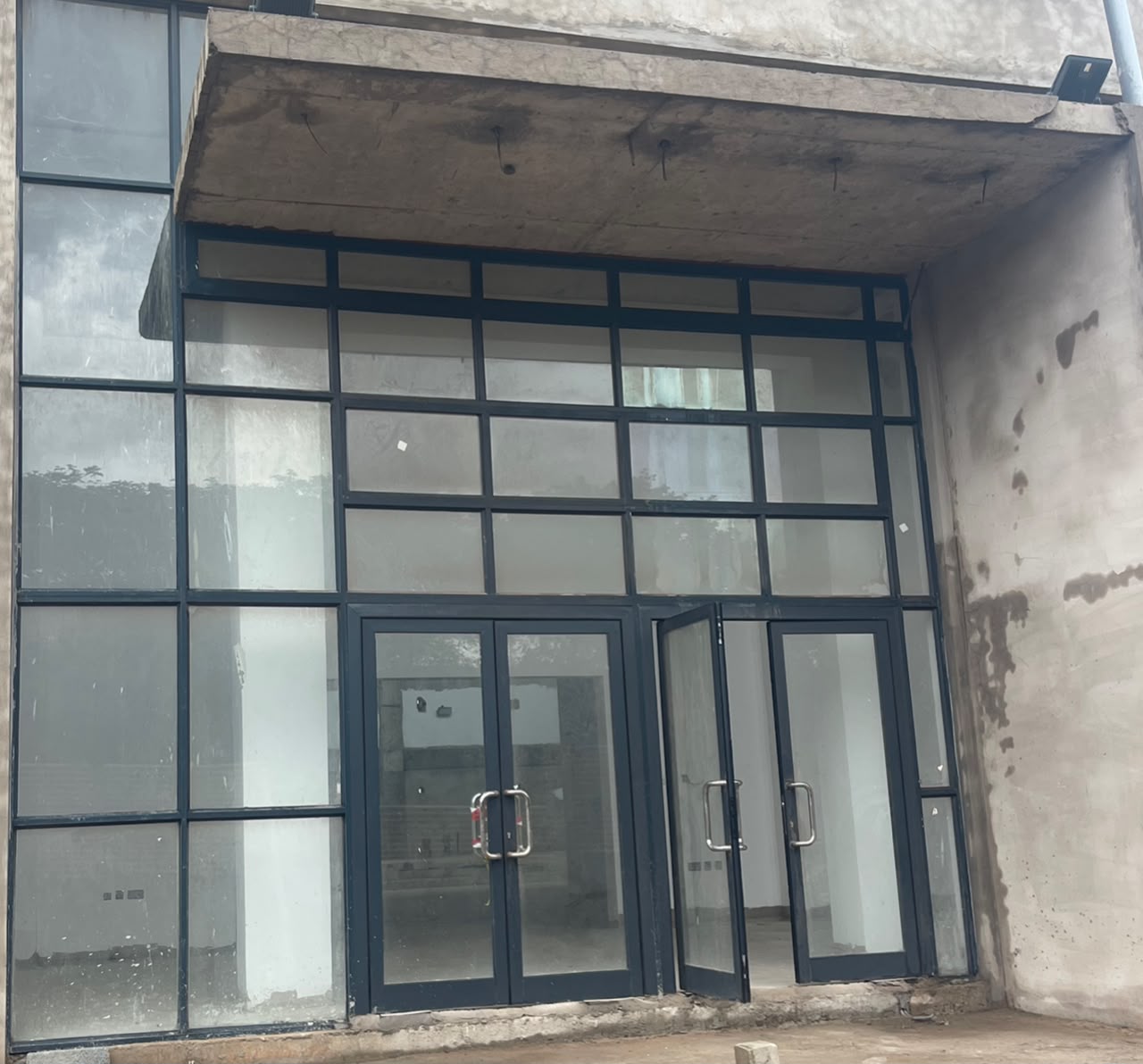 Look of a building before an HFJS deep clean, Accra